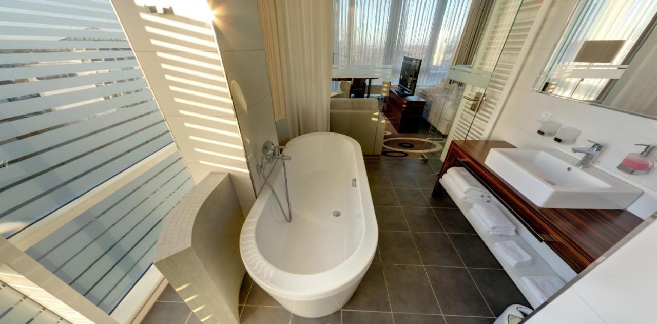 Business-Hotel Artes Кемниц Екстериор снимка