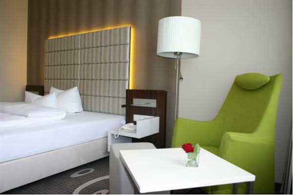 Business-Hotel Artes Кемниц Екстериор снимка